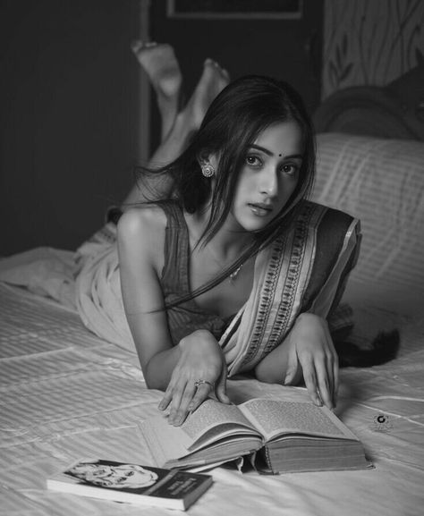 Apartment In City, Bengali Culture, Saree Poses, Self Portrait Photography, Indian Photoshoot, Self Portrait Poses, Creative Portrait Photography, Saree Photoshoot, Photography Posing Guide