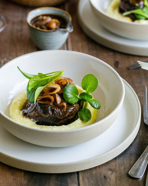 Braised Beef Cheeks, Meat Plating, Beef Cheeks Recipe, Gastronomic Food, Dinner Experience, Beef Cheeks, Eton Mess, Gourmet Dinner, How To Cook Beef