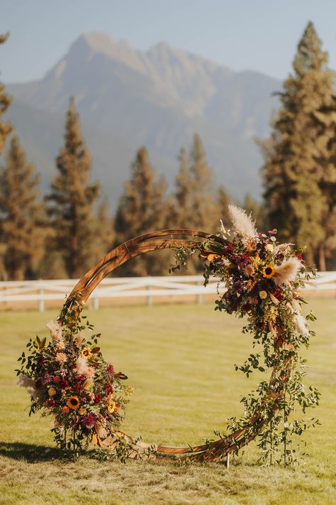 Autumn wedding at a Rustic Montana venue. Runaway Wedding, Alpine Wedding, Wedding In Montana, Ranch Photography, Alpine Design, Rainy Wedding, Wedding Themes Fall, Fall Wedding Flowers, Mt Rainier