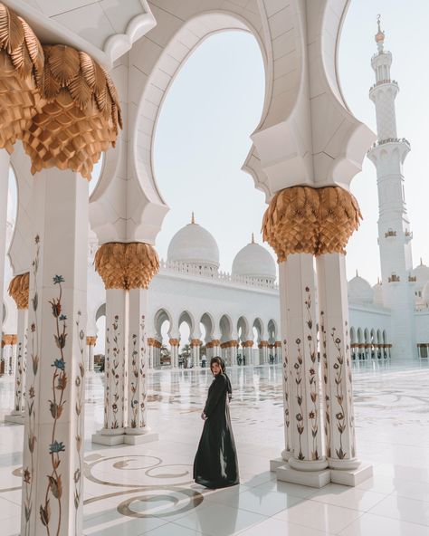 Medina Saudi Arabia, Sultan Qaboos Grand Mosque, Sheikh Zayed Mosque, Abu Dhabi Travel, Zayed Mosque, Dubai Holidays, Dubai Vacation, Dubai Aesthetic, Sheikh Zayed Grand Mosque