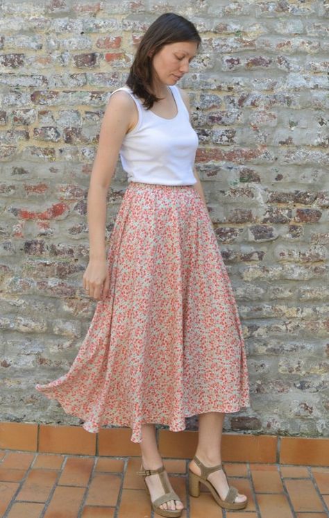 How to Sew a Half Circle Skirt — AllSewingIdeas Free Skirt Pattern, Pola Rok, Rok Midi, Skirt Pattern Free, Diy Skirt, Beginner Sewing Projects Easy, Skirt Patterns Sewing, Sewing Skirts, Sewing Projects For Beginners