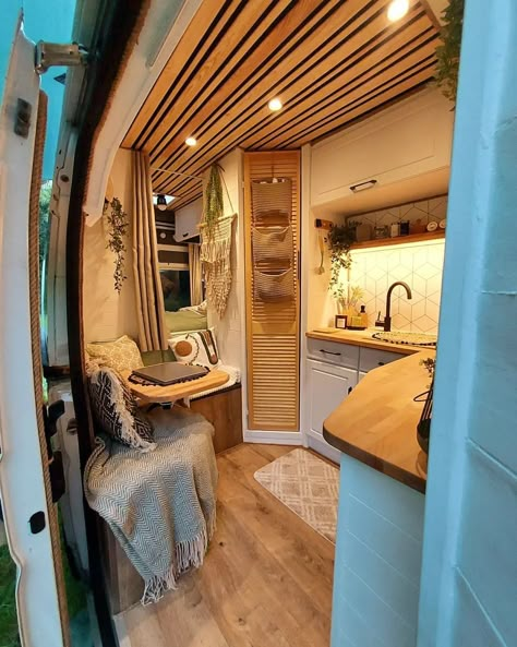 van life Bohemian Van, Camper Interior Design, Bus Living, Kombi Home, Van Conversion Interior, Campervan Life, Build A Camper Van, Van Life Diy, Campervan Interior