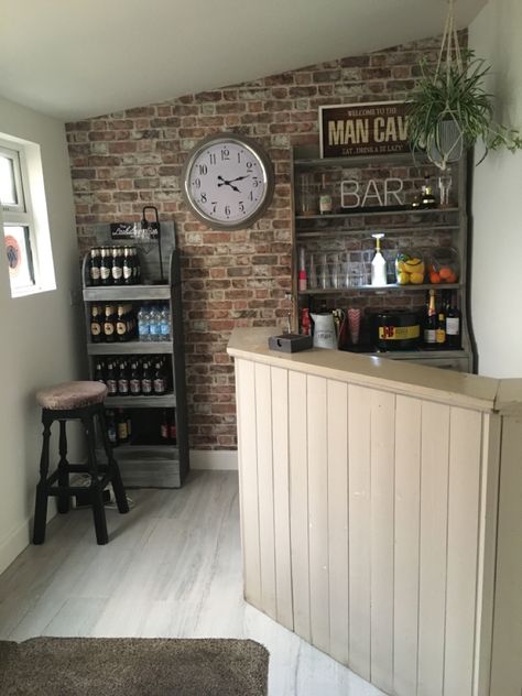 Garden Bar Ideas Shed, She Shed Bar Ideas Interior, Garden Cabin Bar, Garage Bar Decor Ideas, Pub Shed Interior Ideas, She Shed Bar Ideas, Home Bar Designs Small Corner, Bar Designs For Home, Summerhouse Bar Ideas