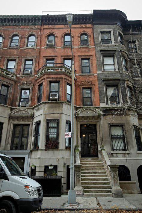 Manhattan brownstone ... <3 it Town House Aesthetic, Townhouse Aesthetic, Manhattan Brownstone, New York City Townhouse, Brownstone House, City Townhouse, Nyc Brownstone, Townhouse Renovation, Building Styles