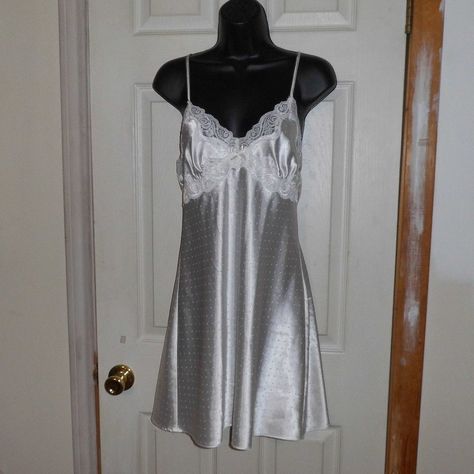 Linea Donatella Nightgown & Robe, Size M, Bow In The Center Of Nightgown With A Circle Of Pearls, & Around The Top Area Is Lace With Pearls. Robe -Size M, Has Middle Tie With All Around Tie. The Sleeves On The Robe Has Lace. Really Nice Night Gown & Robe Preowned - Never Worn **Please See Pictures** Lingiere Outfit Gown, Baby Doll Nighty, Silk Night Gown Aesthetic, Bridgerton Nightgown, Night Gown Dress Sleep, Helena Costume, Night Gown Aesthetic, 2000s Pajamas, Sleeping Dress Nightgowns