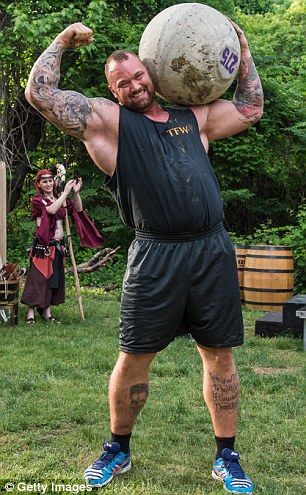 Bjornsson, pictured at the 2015 Philadelphia Renaissance Faire Strongman Physique, Bodybuilder Pose, Hafthor Bjornsson, Powerlifter Physique, Powerlifting Men, Body Physique, Giant Bodybuilder, Strongman Training, Weight Lifter