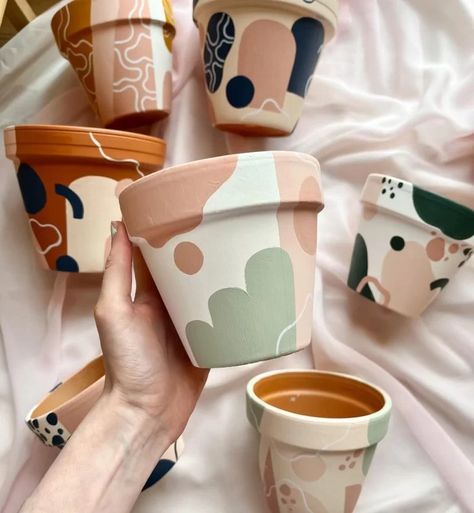 Diy Paint Vase Ideas, Hand Painted Plant Pots Cute Ideas, Painted Pots Diy Creative, Plant Pot Ideas, Pottery Plant Pots, Painted Planters, Pink Pottery, Hand Painted Planter, Plant Pot Design