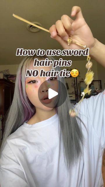 Chinese Inspired Makeup ❀ 欣快日 on Instagram: "Super simple to do and if you make sure to wrap tightly and grab all the hair with the sword it will definitely hold well!❤️ . Sword pins coming out Sept 15th 12pm PST. Very limited in quantity and colors for the charms can be requested but it will be random🙂‍↕️ . This tutorial reminds me of when i used to do hair tutorials on Youtube 🥰 if you want to see more videos showing you hairstyles with the hairpins let me know! 🌕 🌕 🌕 #swordhairpin #hairpin #haircharm #chinesestyle #nohairtie #hairtutorial #midautumn #midautumnrelease #chineseculture" Chinese Hairpin Tutorial, Chinese Hairpin Hairstyle, Chinese Hairstyle Tutorial, Hairpin Tutorial, Hairpin Hairstyle, Chinese Hair Pin, Chinese Hairstyles, Chinese Hairpin, Hair Charms