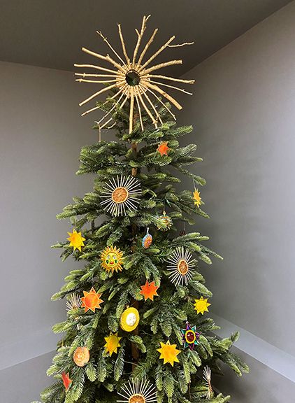 Waldorf Christmas Tree, Tree Topper Diy Christmas, Summer Solstice Decorations, Easy Diy Tree Topper, Winter Solstice Ideas, Solstice Decorations, Yule Christmas, Summer Solstice Party Decorations, Litha Decorations