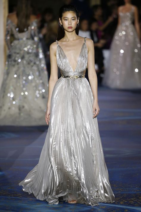 Zuhair Murad Haute Couture, Couture Runway, Couture Gowns, Gorgeous Gowns, Beautiful Gowns, Fancy Dresses, Elegant Dresses, Couture Fashion, Pretty Dresses