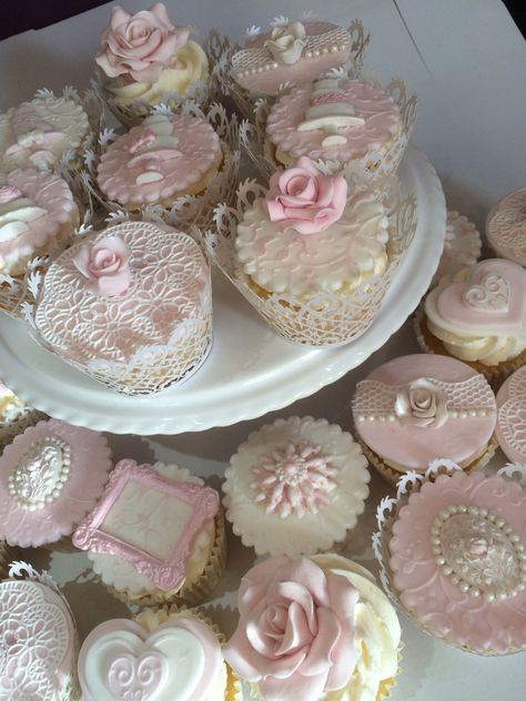 Pink Princess Wedding Theme, Vintage Cupcake Designs, Coquette Wedding Cake, Victorian Birthday Party, Coquette Cupcakes, Victorian Cupcakes, Aesthetic Cupcakes, Vintage Wedding Cupcakes, Pink Vintage Wedding