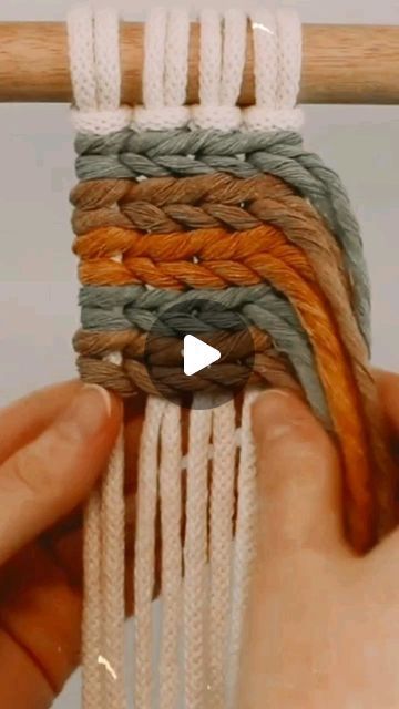 Macramé desde casa | Curso online on Instagram: "Aquí te dejo un tutorial de este patrón super sencillo y hermoso! ♥️🥰. ¿Qué piensas de este patrón? Te leo en comentarios👇 ✨️Sígueme para aprender más de macramé. Y escríbeme si quieres ingresar a nuestro curso online donde aprenderás desde cero✨️ @macrame.tupasion @macrame.tupasion @macrame.tupasion . . Créditos @entrelazarte_macrame #macrameemprendedoras #macramecomunidad #macramelover #macramepatrones #macramehechoamano #macrametutorial #macrametips #macrameencasa #macramedesign #macramedesdecero #manualidadesfaciles #macrameideas #macrameart #macramechile #macramemexico #macramebogota" Macrame Trends 2024, Diy Macrame Tutorial Videos, Macrame Art Tutorials, Unique Macrame Ideas, Macrame Wall Hanging Ideas, Macrame Wall Hanging Tutorial, Macrame Tutorials, Macrame Knots Tutorial, Knots Tutorial