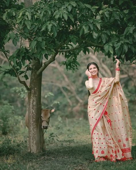 Sador Mekhela Design, Mekhela Chador Assamese Bride, Assamese Wedding Dress, Mekhela Chador Aesthetic, Assamese Saree, Assamese Traditional Dress, Mekhela Chador Assamese, Assamese Dress, Mekhla Sador