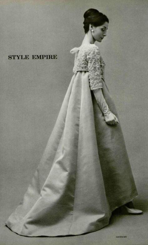 1958 - Hubert de Givenchy evening gown Vintage Evening Dress, Bohemian Style Gown, Cristobal Balenciaga, Types Of Gowns, Bridal Skirts, Vintage Givenchy, Paris Mode, French Fashion Designers, Vintage Gowns