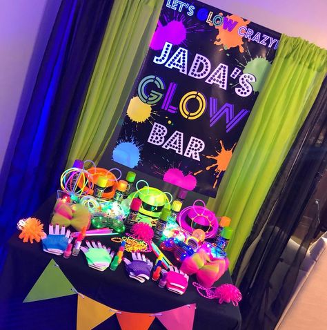 At Home Glow Party, Glow In The Dark Slumber Party, Glow Bar Party Ideas, Glow Party Food, Glow Party Games, Swim Party Favors, Glow Party Outfit, Neon Dance Party, Glow Party Favors