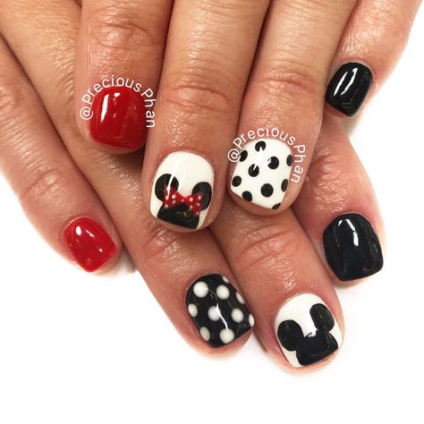 Disney nails. Mickey Mouse. Minnie Mouse nails. Red white and black nails. Polka dots. #PreciousPhan Minnie Mouse Gel Nails, Disney Acrylic Nails Minnie Mouse, Mickey Minnie Nails Design, Disney Nails Red And Black, Minnie Mouse Nails Simple, Nicky Mouse Nails, Disney Minnie Mouse Nails, Mickey Mouse Gel Nails, Minnie Mouse Nails Red