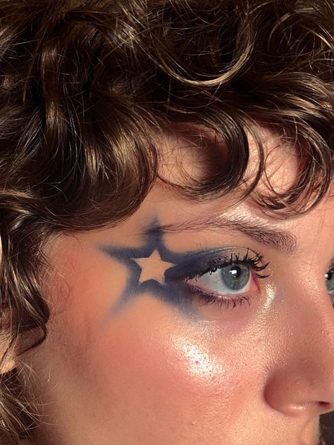 Eyeshadow Star Makeup, Eye Makeup Shapes, White And Blue Eyeshadow Looks, Rave Makeup Brown Eyes, Found Heaven On Tour Makeup, Blue White Eyeshadow, Makeup Ideas For New Years, Abstract Makeup Avant Garde, Blue Star Makeup Look