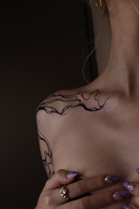 Small Back Piece Tattoos For Women, Tattoos Collar Bones, Clavicle Shoulder Tattoo, Abstract Chest Tattoo Female, Shoulder Tattoo Y2k, Swirl Back Tattoo, Abstract Shoulder Tattoos For Women, Collarbone And Shoulder Tattoo, Liquify Tattoo