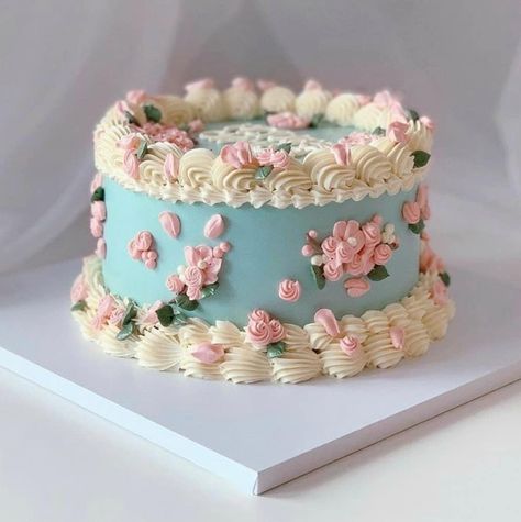 Gorgeous Cakes Birthday Beautiful, Vintage Buttercream Cake, Cakes Aesthetic, Victorian Cakes, Bolo Vintage, Vintage Birthday Cakes, Vintage Cakes, Cupcakes Decorados, Vintage Cake Stands