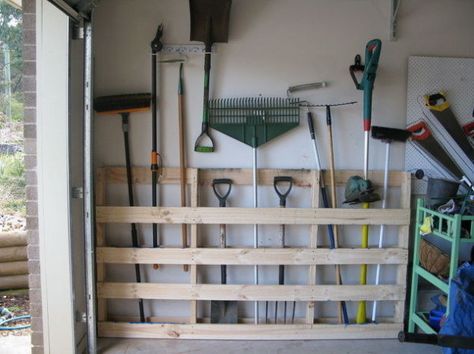 Make your rakes easy to grab when you need to clean up some autumn leaves by nailing old pallets to your garage wall. | 7 Easy Organizing Tricks You'll Actually Want To Try Rinnovo Garage, Rifacimento Garage, Officine In Garage, Shed Organization, Garage Storage Solutions, Garage Organize, Tool Storage Diy, Garage Remodel, Organizing Hacks