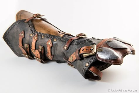 Larp Fashion, Arte Viking, Leather Gauntlet, Steampunk Gadgets, Mode Steampunk, Fantasy Outfits, Assassins Creed Syndicate, Armor Clothing, Leather Armor