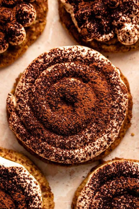 Top of tiramisu cookies. Tiramisu Cookies Recipe, Cookie Presentation Ideas, Cookie Catering, Cookie Tiramisu, Cookie Presentation, Cookie Flavours, Tiramisu Cookies, Cookies Photography, Homemade Cake Mixes