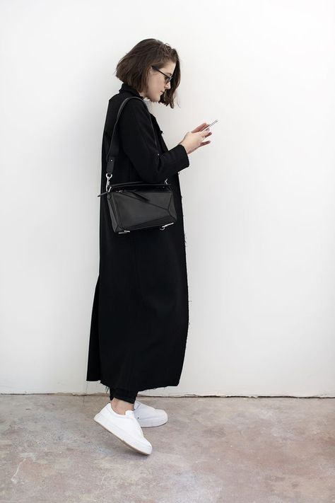 PUZZLING Small Black Purse Outfit, Big Bag Outfit, Long Champ, Loewe Puzzle Bag, Loewe Puzzle, Puzzle Bag, Minimalist Fashion Women, Bag Outfit, Loewe Bag