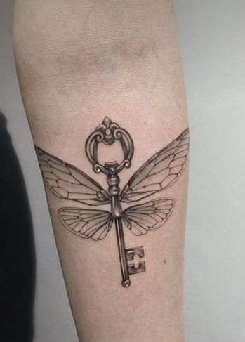 Key With Wings Tattoo, Key With Wings, Key Tattoo Designs, Getting Tattooed, Harry Tattoos, Cuff Tattoo, Key Tattoo, Goth Tattoo, Chic Tattoo