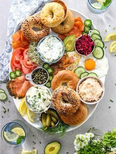 Lox and bagels is an easy no cook breakfast or brunch platter that is packed full of all the good stuff! With two flavors of cream cheese and lots of fixings, the possibilities are endless. Charcuterie boards are all the rage so why not have fun and mix it up with a bag board! Make your weekends slow and your meals as easy as possible. You likely have all of these ingredients on hand so grab those pantry staples and throw on your easy breakfast favorites! Lox And Bagels Platter, Lox Platter, Brunch Recipe Ideas, Brunch Platter, Bagel Lox, Fun Pancakes, Lox And Bagels, Brunch Bar, Breakfast Board