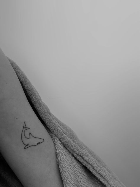 Minimalist Shark Tattoo Simple, Mini Shark Tattoo, Little Shark Tattoo, Shark Tattoo Minimalist, Shark Tattoo Simple, Tiny Shark Tattoo, Minimalist Shark Tattoo, Cute Shark Tattoo, Tattoo Shark