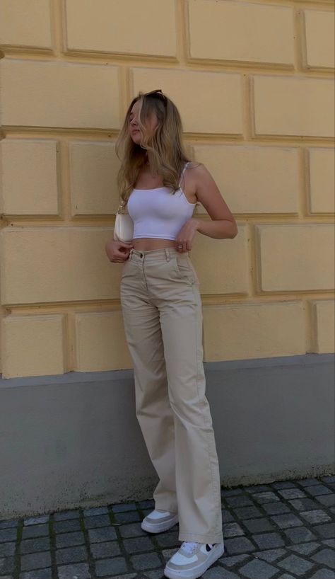 Neutral Outfit Ideas Aesthetic, Neutral College Outfits, Tan Jeans Outfit Aesthetic, Tan Pants Outfit Aesthetic, Basic Fits Aesthetic, Outfits With Tan Pants, Kacki Pants Outfit, Neutral Clothing Aesthetic, Tan Jeans Outfit