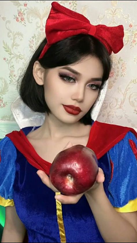 Snow White Makeup Halloween, Snow White Makeup Looks, Snow White Halloween Makeup, Tiana And Mulan, Snow White Makeup, Snow White Cosplay, Halloween Makeup Costumes, Disney Princess Cosplay, Show Makeup