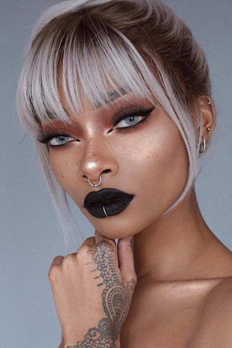 How To Wear Black Lipstick And Not Look Like A Goth ★ See more: https://glaminati.com/black-lipstick/ Black Lips Makeup, Black Lipstick Look, Black Lipstick Makeup, Eyeliner Designs, Lipstick For Dark Skin, Lipstick Designs, Makeup Outfit, Chic Makeup, Dark Lipstick