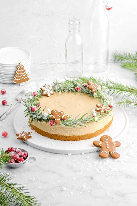 Rich, silky smooth, and oh so indulgent. This No Bake Gingerbread Cheesecake is not only easy to make, but so gorgeous without any real effort! The perfect Christmas dessert. Christmas Cheesecake Recipes, Christmas Table Decor Ideas, Holiday Cheesecake, Gluten Free Gingerbread Cookies, Gingerbread Dessert, Perfect Christmas Dessert, Gingerbread Cheesecake, Christmas Cheesecake, Bakers Table