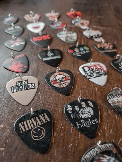 Electric Guitar Aesthetic, Gitar Vintage, Cool Guitar Picks, Aesthetic Guitar, Guitar Aesthetic, Guitar Pick Necklace, Electric Guitar Design, Rock Aesthetic, Guitar Obsession