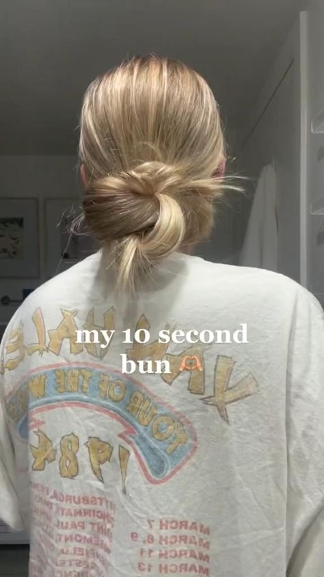 Cute Low Messy Bun | Bun tutorial | School hairstyle tutorial | Easy Hair tutorial Hair Styles Simple, Preppy Hairstyles, Cute Simple Hairstyles, Bun Tutorial, Hair Tips Video, Hair Stylies, Bun Hairstyles For Long Hair, Clipuri Video, Hairdo For Long Hair