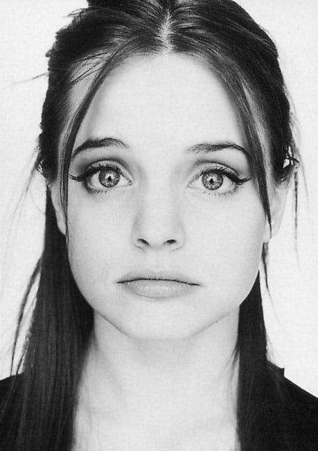 Picture of Mena Suvari 2000s Icons, Mena Suvari, Facial Anatomy, 00s Fashion, 90s Girl, 90s Model, Vogue Germany, French Girls, Anatomy Reference