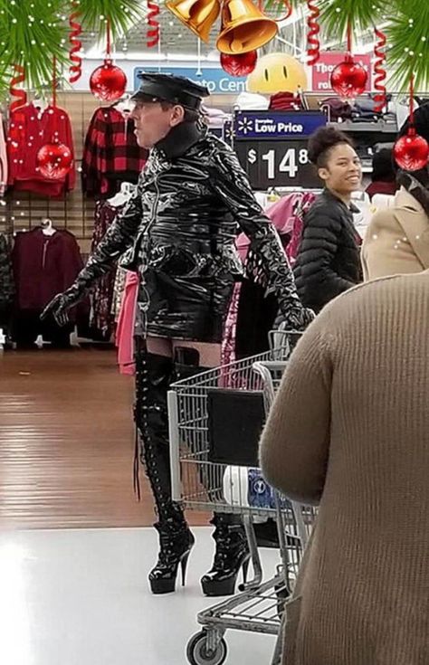 Funny Walmart People, Walmart Pictures, Walmart Funny, Funny People Pictures, Walmart Fashion, Weird Images, Crazy Funny Pictures, Pictures Of People, People Shopping