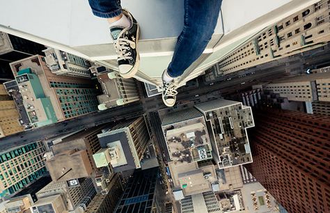 Nice story of inspiration. Go ahead: Rooftopping! Urban Photography, Scared Of Heights, Standing On The Edge, Fotografi Urban, Foto Top, Lily Evans, Foto Tips, Yurt, Parkour