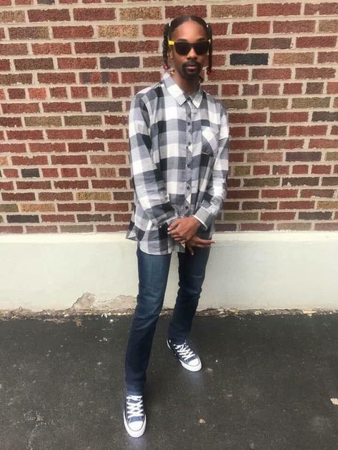 Girl dressed like snoop dog. What a legend Snoop Dog Outfits 90s, Snoop Dogg Costume Women, Snoop Dog Halloween, Celebrity Day Spirit Week Ideas Black, Snoop Dogg Character, Snoop Dog Costume, Snoop Dog Outfit, Tupac Costume, Snoop Dogg Outfit