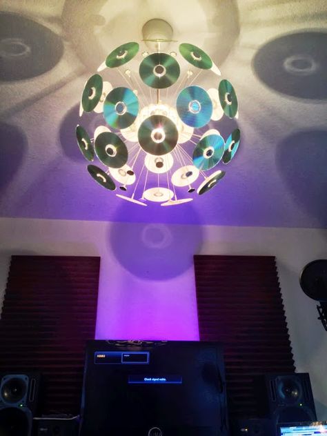 "IKEA Hackers" Chandelier DJ Style, use old CDs. Totally awesome, dude. Might be a little more 90s than 80s, hmmm...must make with cassette tapes... Cd Chandelier, Cd Crafts Diy, Old Cd Crafts, Dj Style, Cd Wall Art, Cd Wall, Cd Diy, Outfit Creator, Cd Decor