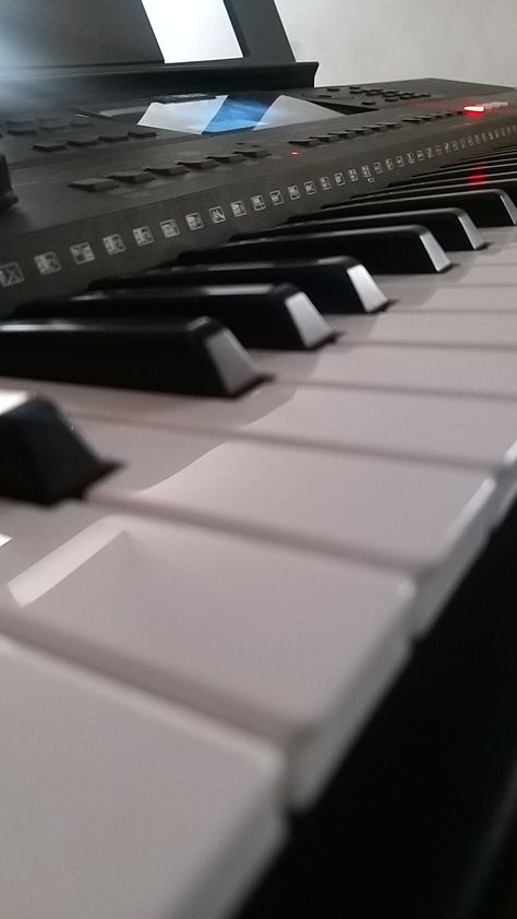 Yamaha psr-e463 is a 61 keys keyboard best for beginner Keyboard Piano Aesthetic, Piano Aesthetic, 61 Key Keyboard, Yamaha Keyboard, Christian Photography, Band Au, Photography Music, Keyboard Piano, Music Aesthetic