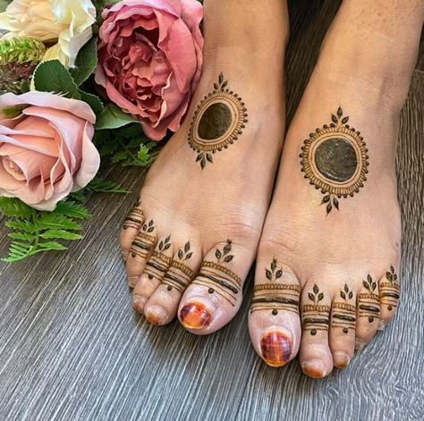 Mehendi On Feet Simple, Mehandi Leg Designs Simple, Tikya Mehndi Design Aesthetic, Easy Heena Design For Beginners, Minimal Feet Mehendi, Mehendi Designs For Foot Simple, Mehandi Designs For Legs Simple, Leg Mehendi Design Simple, Simple Leg Mehendi Design