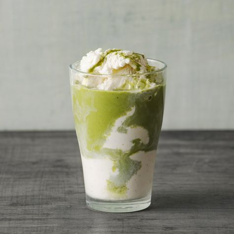 Jump on the magic matcha train with this easy, 5 minute recipe for a deliciously creamy and energizing almond milk matcha milkshake. Try it today! Matcha Milkshake, Matcha Shake, Creamy Matcha, 5 Minute Recipe, Matcha Drinks, Matcha Pudding, Almond Shortbread Cookies, Matcha Milk, Perfect Smoothie