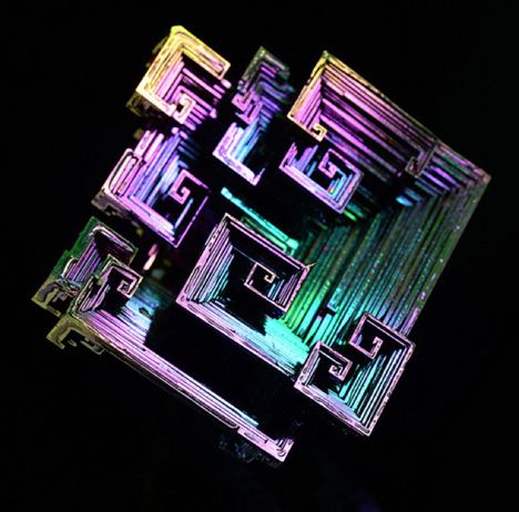 R. Tanaka: Bismuth Bismuth Element, Discovery Museum, Bismuth Crystal, Crystals Gems, Thought Patterns, Square Crystal, Pretty Rocks, Cool Rocks, Mineral Stone