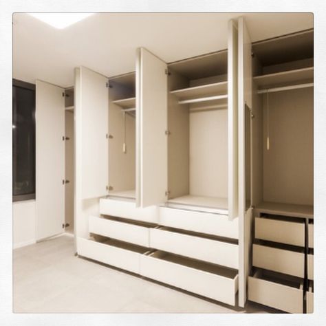 Built In Wardrobe Ideas High Ceiling, Floor To Ceiling Wardrobe Built Ins, Large Bedroom Wardrobe Ideas, Floor To Ceiling Cabinets Bedroom, Wardrobe In High Ceiling Room, Wardrobe Storage Ideas Space Saving, Large Wardrobe Ideas, Floor To Ceiling Closet Storage, Closet Tall Ceiling