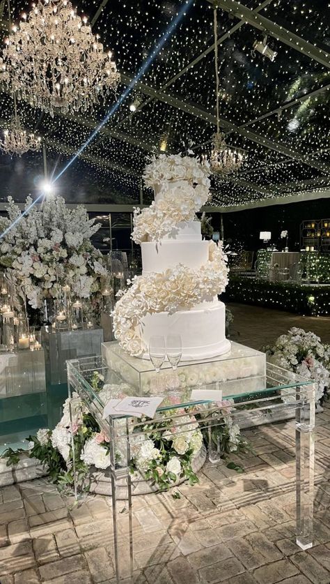 Extravagant Wedding Cakes, Dream Wedding Reception, Dream Wedding Decorations, Dream Wedding Cake, Extravagant Wedding, Arab Wedding, Dream Wedding Venues, Fancy Wedding, Future Wedding Plans