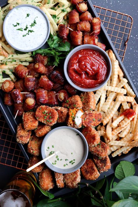 Pizza Snack Board, Fried Charcuterie Board, Wrap Charcuterie Board, Fries Board Ideas, Fried Food Platter, Fry Board, Fried Food Charcuterie Board, Bring A Board Night Christmas, Fry Charcuterie Board