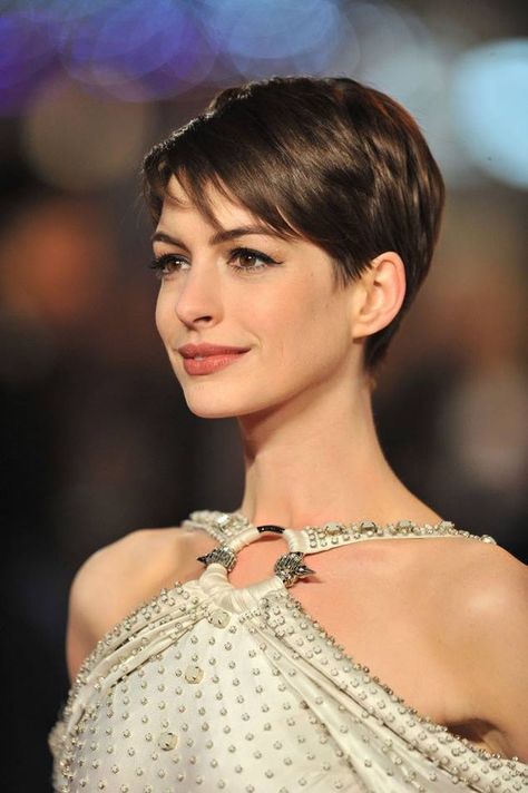 Love the pixie cut Easy Short Haircuts, Sarah Drew, Easy Everyday Hairstyles, Crop Hair, Penteado Cabelo Curto, Short Pixie Haircuts, Cute Hairstyles For Short Hair, Anne Hathaway, Everyday Hairstyles