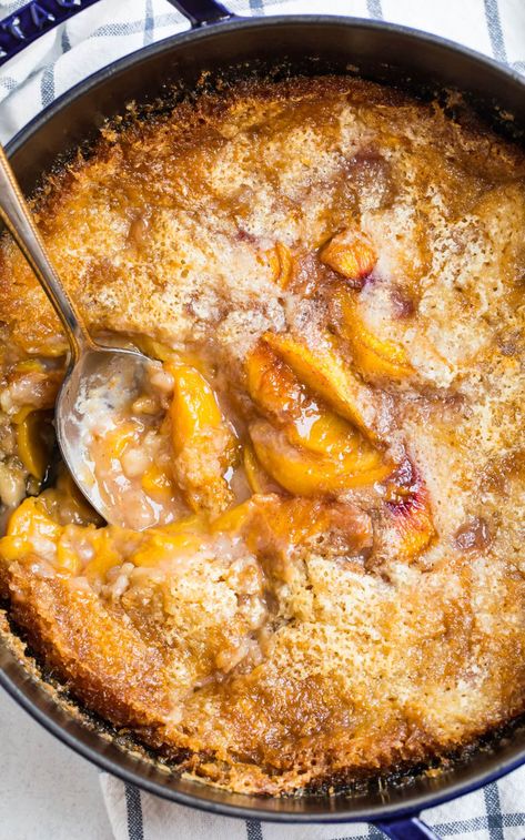 Dutch Oven Peach Cobbler is dessert made easy! Enjoy the sweet taste of fresh peaches in this deliciously comforting recipe! EVERYONE will love it! Make it for camping over fire or for an easy dessert. Dutch Oven Squash Recipes, Dutch Oven Peach Cobbler Fresh Peaches, Dutch Oven Peach Cobbler Camping, Camping Dutch Oven Meals, Dutch Oven Desert, Cast Iron Peach Cobbler Recipe, Dutch Oven Deserts, Omnia Recipes, Oven Peach Cobbler